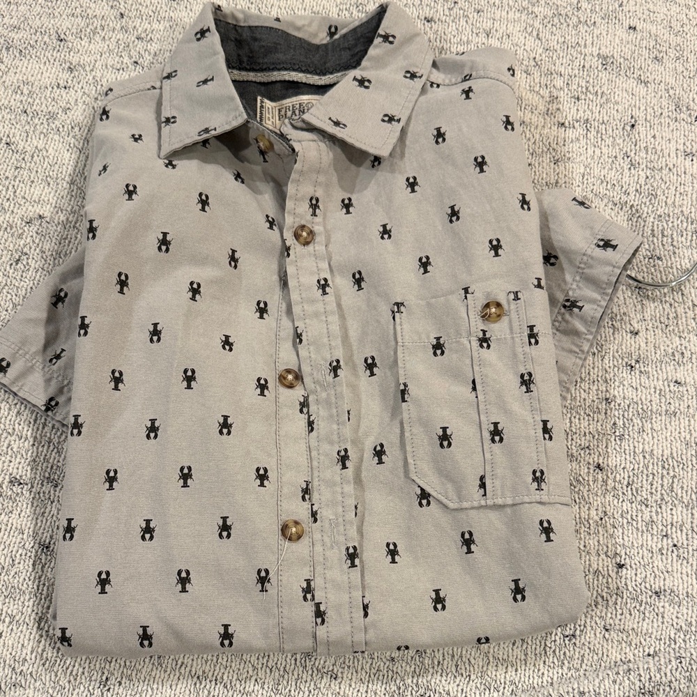 Free Planet Light Gray Shirt with Black Motif